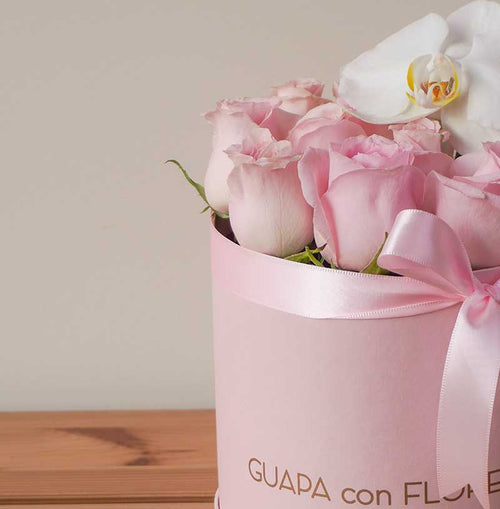 caja de rosas con orquideas