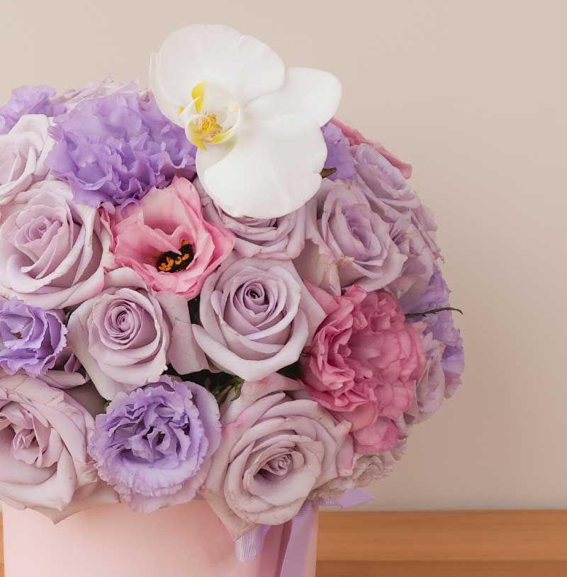flores con rosas y lisianthus decorada con una orquídea para enviar